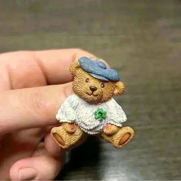 Vintage 2000 Y2K Avon Teddy Bear Shamrock St Patrick's Resin Holiday Brooch Pin - Picture 1 of 2